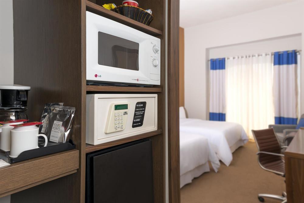 加莱里亚斯蒙特雷喜来登酒店 外观 照片 A safe in a hotel room