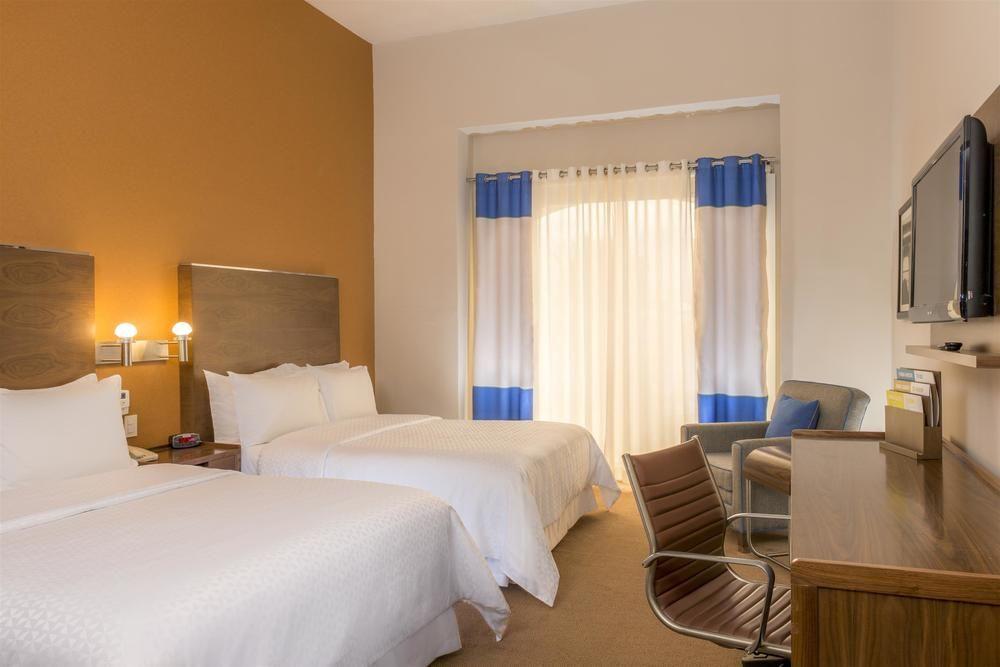 加莱里亚斯蒙特雷喜来登酒店 外观 照片 A typical room at the hotel