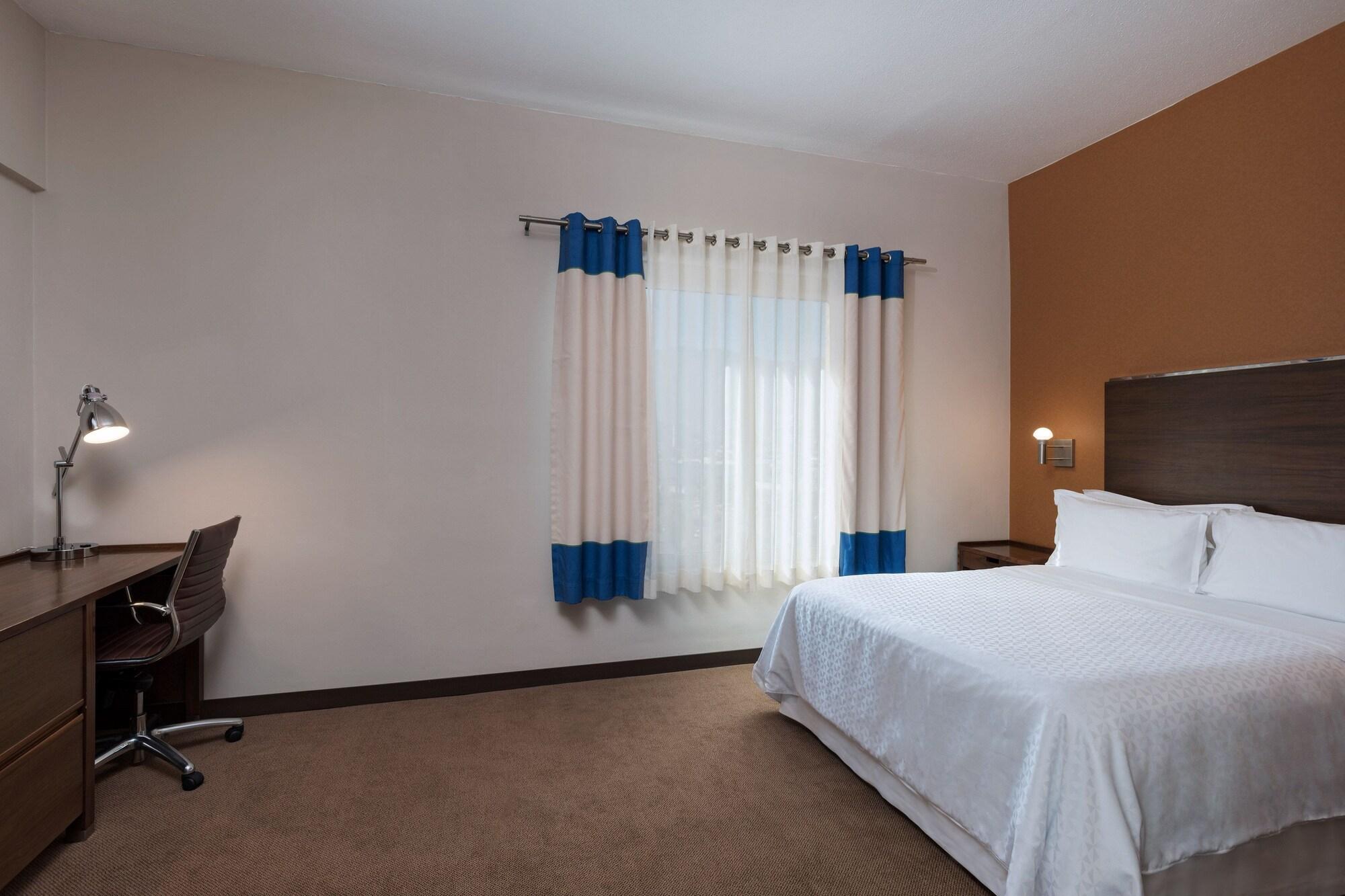 加莱里亚斯蒙特雷喜来登酒店 外观 照片 A typical bedroom in a typical extended stay hotel