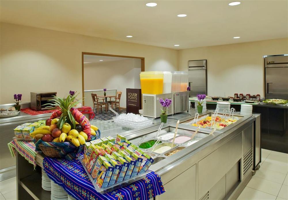 加莱里亚斯蒙特雷喜来登酒店 餐厅 照片 A salad bar