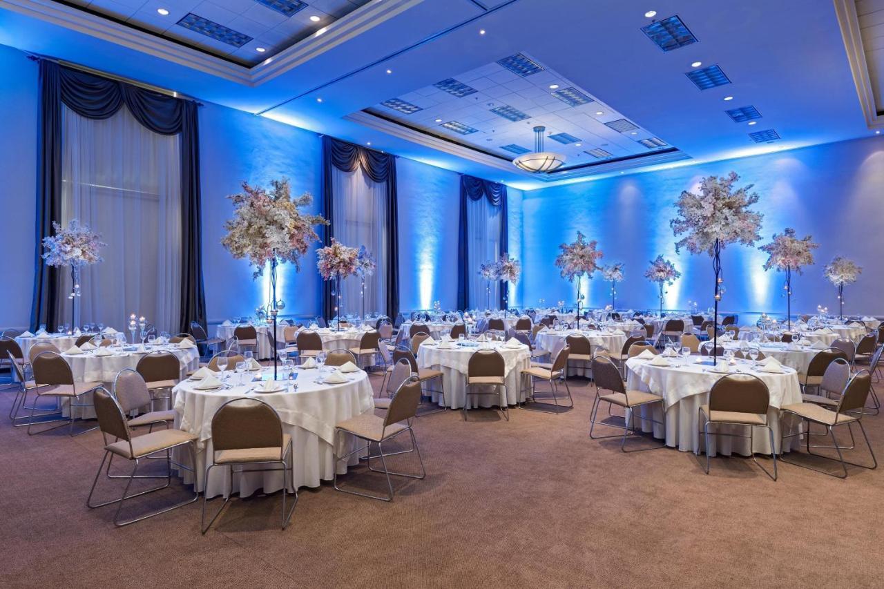 加莱里亚斯蒙特雷喜来登酒店 外观 照片 The ballroom at the Royal Garden Hotel