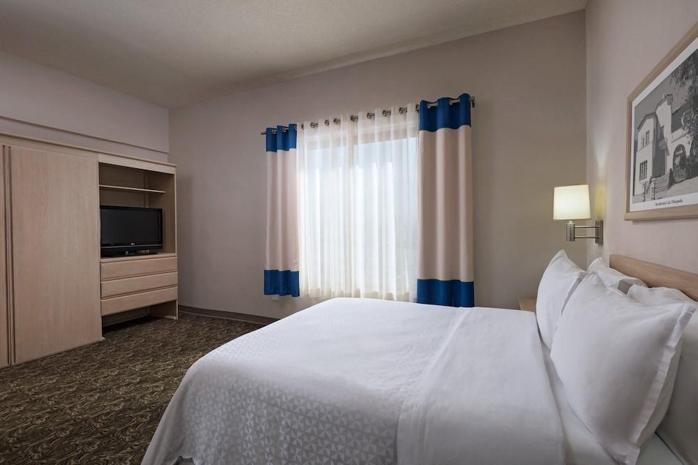 加莱里亚斯蒙特雷喜来登酒店 外观 照片 A bedroom at the Hilton Garden Inn in San Francisco