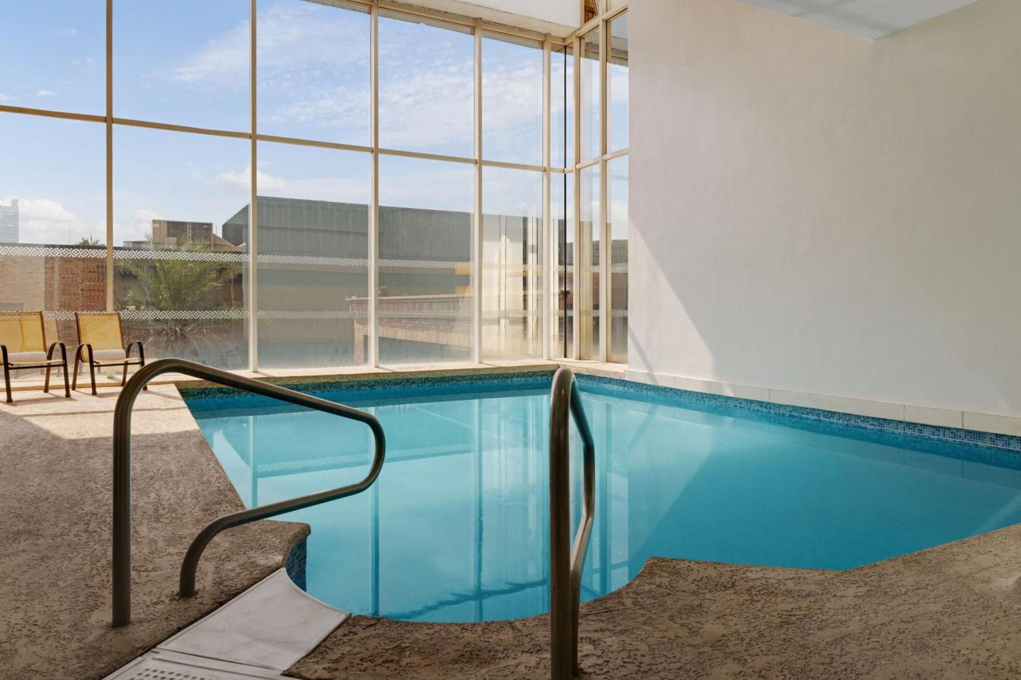 加莱里亚斯蒙特雷喜来登酒店 外观 照片 The pool at the 1964 Olympic Village