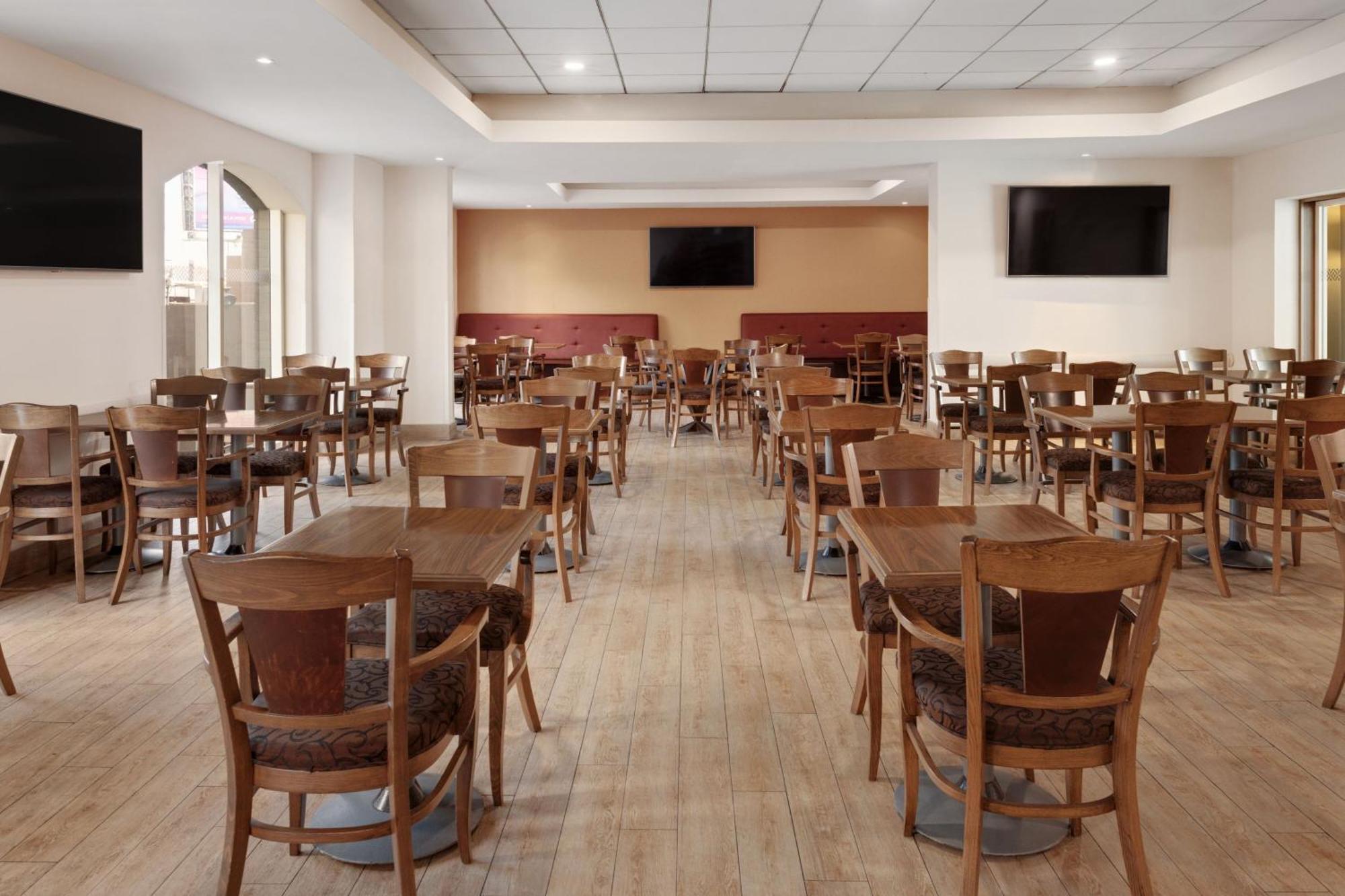 加莱里亚斯蒙特雷喜来登酒店 外观 照片 The dining room at the 2012 Olympic Village