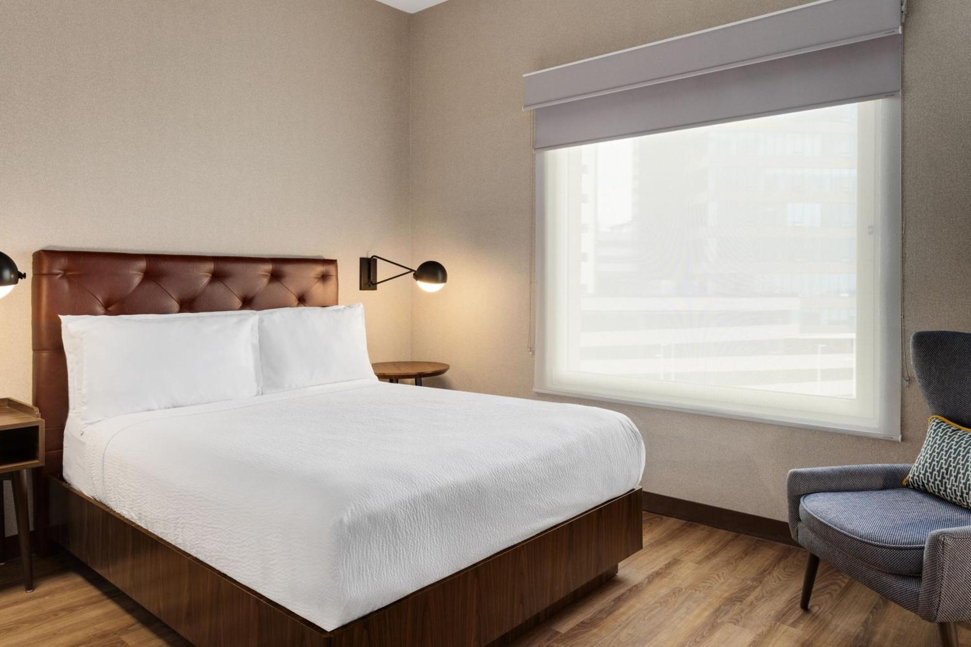 加莱里亚斯蒙特雷喜来登酒店 外观 照片 A bedroom at the Hotel Commonwealth