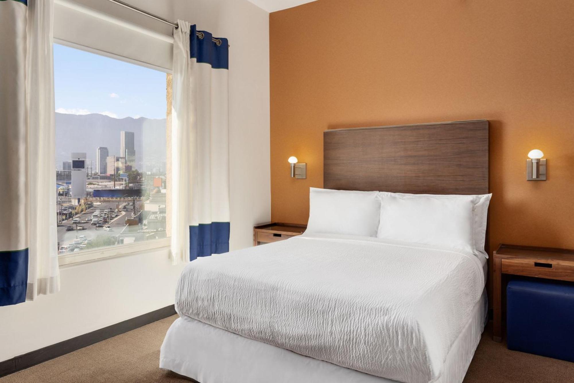加莱里亚斯蒙特雷喜来登酒店 外观 照片 A typical bedroom in a Residence Inn