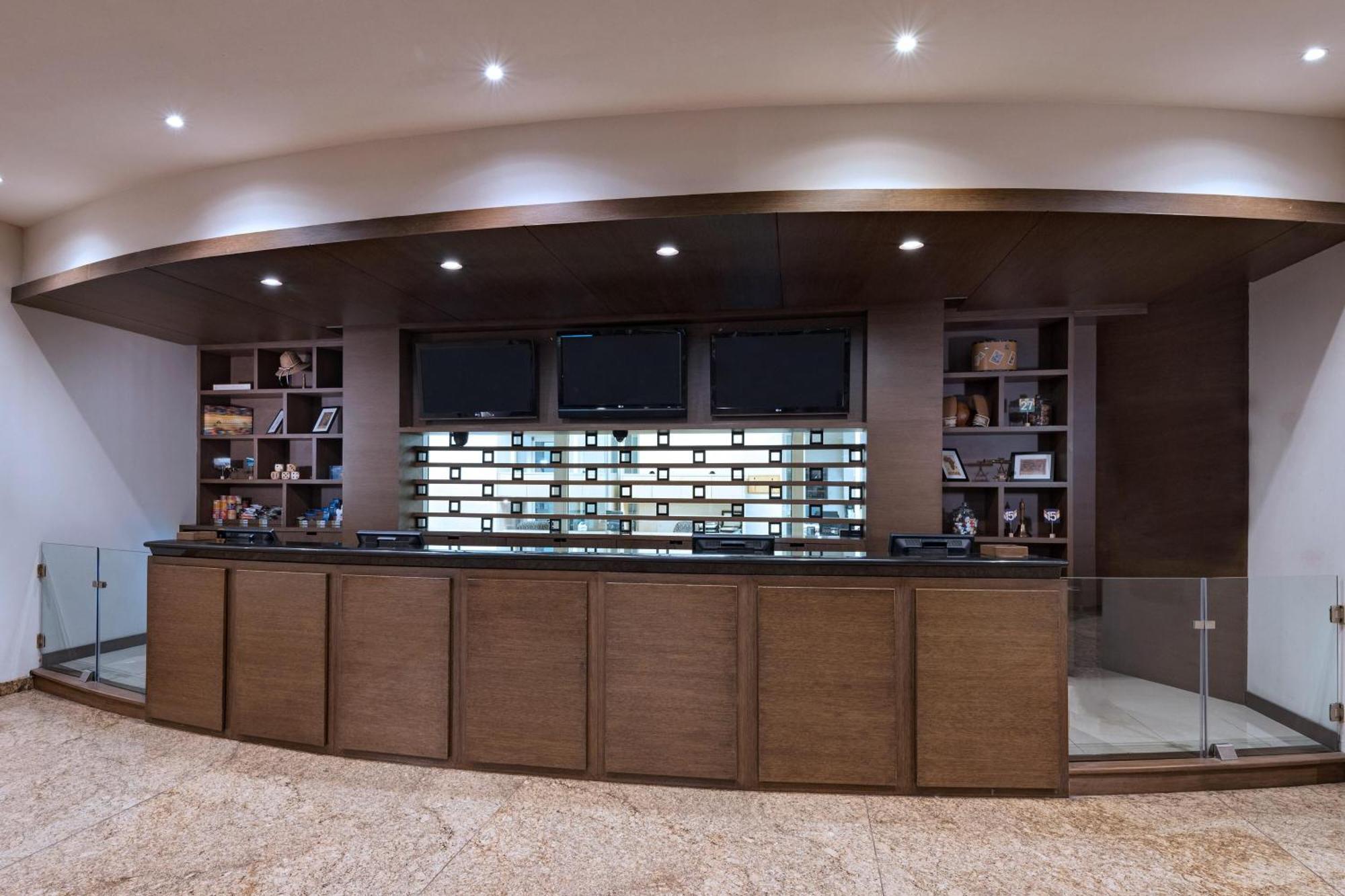 加莱里亚斯蒙特雷喜来登酒店 外观 照片 The reception desk at the library